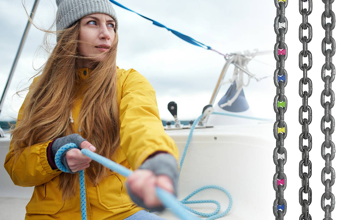 Jonge vrouw in een gele zeiljas en grijze muts houdt een blauwe lijn vast op een boot. Rechts in beeld lopen meerdere ankerkettingen met gekleurde markeringen voor een lichte achtergrond. Jonge vrouw in een gele zeiljas en grijze muts houdt een blauwe lijn vast op een boot. Rechts in beeld lopen meerdere ankerkettingen met gekleurde markeringen voor een lichte achtergrond.