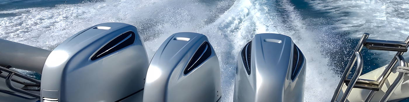 Drei große Außenbordmotoren in silberner Verkleidung sind am Heck eines schnellen Motorbootes montiert. Das Boot fährt mit hoher Geschwindigkeit über offenes Wasser und hinterlässt eine kräftige Heckwelle. Drei große Außenbordmotoren in silberner Verkleidung sind am Heck eines schnellen Motorbootes montiert. Das Boot fährt mit hoher Geschwindigkeit über offenes Wasser und hinterlässt eine kräftige Heckwelle.