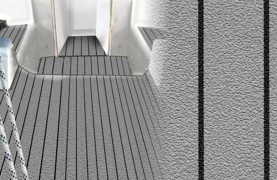 Detailaanzicht en totaalbeeld van een grijze dekbekleding met zwarte lijnstructuur op de vloer van een boot. Het gestructureerde oppervlak zorgt voor slipvastheid, terwijl het subtiele ontwerp met lengtegroeven doet denken aan een klassiek teakhouten dek Detailaanzicht en totaalbeeld van een grijze dekbekleding met zwarte lijnstructuur op de vloer van een boot. Het gestructureerde oppervlak zorgt voor slipvastheid, terwijl het subtiele ontwerp met lengtegroeven doet denken aan een klassiek teakhouten dek